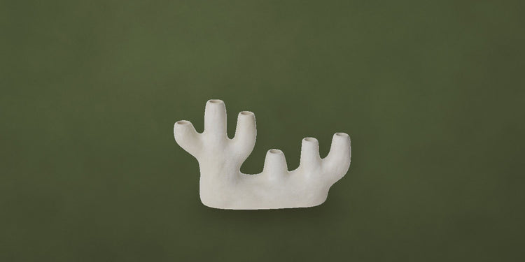 White coral-shaped Rami candleholder on a moss green backdrop - Onederkam home fragrance