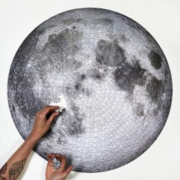 Moon puzzle, 1000 pieces, with 2 arms assembling puzzle 